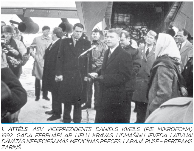 ASV viceprezidents Daniels Kveils (pie mikrofona) 1992. gada februārī ar lielu kravas lidmašīnu ieveda Latvijai dāvātās nepieciešamās medicīnas preces. Labajā pusē – Bertrams Zariņš