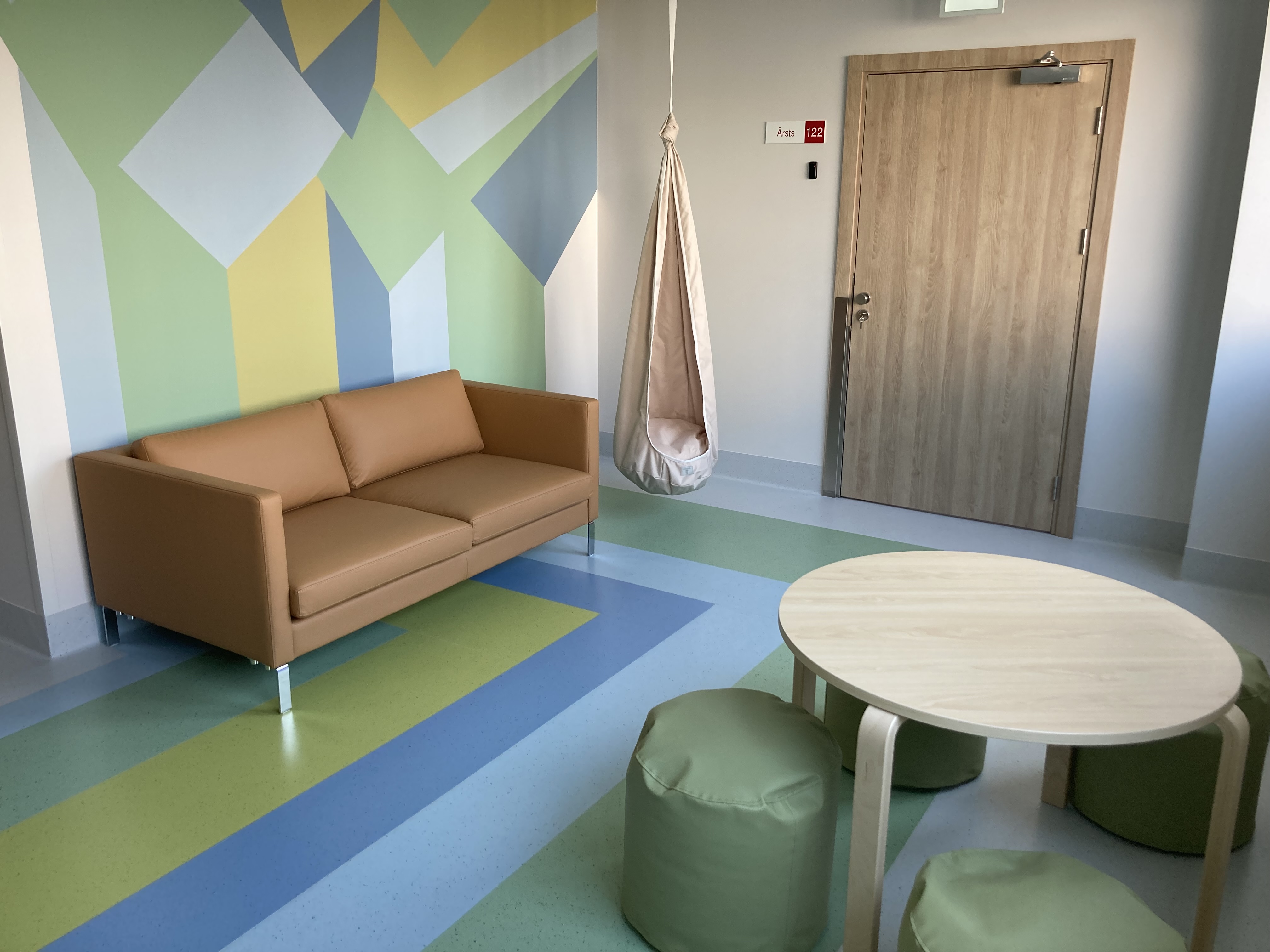 Bērnu veselības centra ambulatorās pediatrijas kabinetu uzgaidāmā telpa iekārtota tā, lai vecāki ar bērniem justos mājīgi