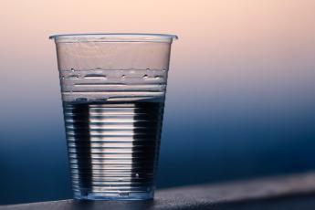 Francijā aizliedz tirgot vienreizlietojamos plastmasas traukus