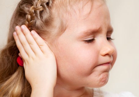 Kāpēc sāp auss