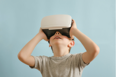  Bērnu slimnīcā satraukumu un sāpes mazinās virtuālā realitāte 